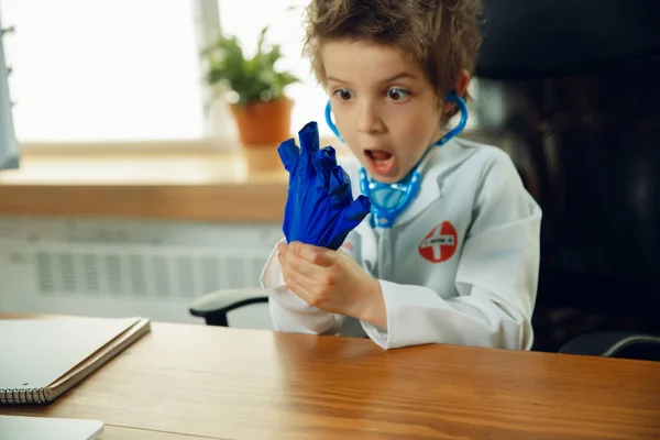 Little caucasian jongen als arts consulting voor patiënt, werken in het kabinet, close-up — Stockfoto