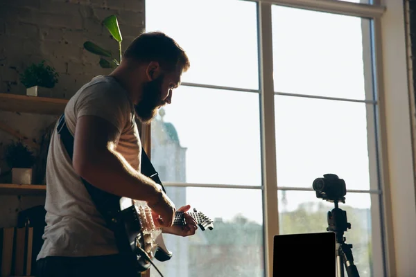 Kaukasischer Musiker spielt Gitarre bei Online-Konzert zu Hause isoliert und unter Quarantäne, beeindruckende Improvisation — Stockfoto