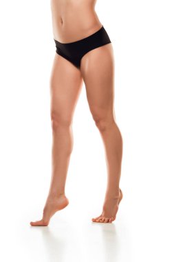 Beyaz arka planda izole edilmiş güzel kadın bacakları. Güzellik, kozmetik, spa, tüy dökücü, tedavi ve spor konsepti, duygusal poz