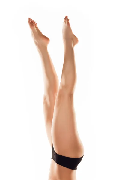 Красиві жіночі ноги ізольовані на білому тлі. Краса, косметика, спа, депіляція, лікування та фітнес концепція, чуттєва позування — стокове фото