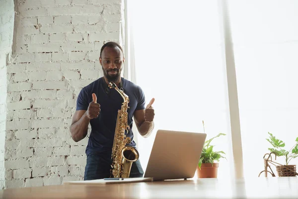 Afroamerikanischer Musiker spielt Saxofon bei Online-Konzert zu Hause isoliert und unter Quarantäne — Stockfoto