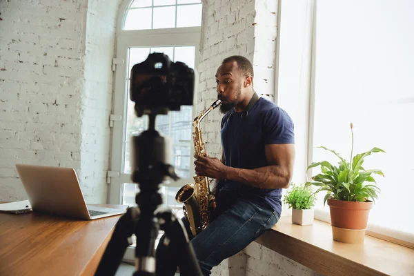 Afroamerikanischer Musiker spielt Saxofon bei Online-Konzert zu Hause isoliert und unter Quarantäne — Stockfoto