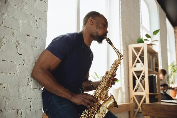 Músico afroamericano tocando saxofón durante concierto en línea en casa aislado y en cuarentena, improvisación impresionante — Foto de Stock