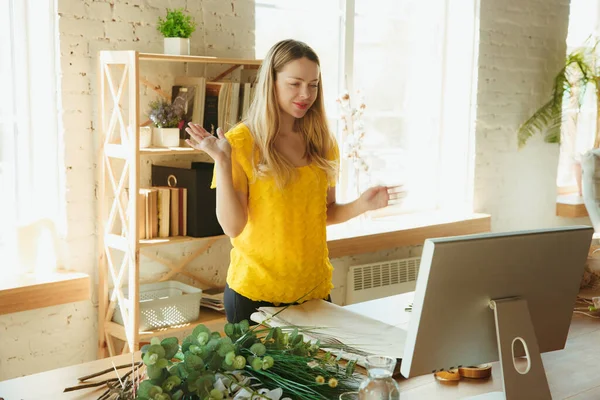 Floristería en el trabajo: la mujer muestra cómo hacer ramo, trabajar en el concepto de casa, la elección de las plantas para la composición — Foto de Stock