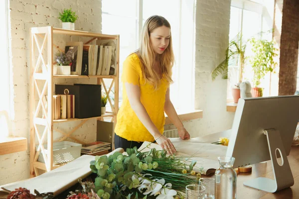 Floristería en el trabajo: la mujer muestra cómo hacer ramo, trabajar en el concepto de casa, la elección de las plantas para la composición — Foto de Stock