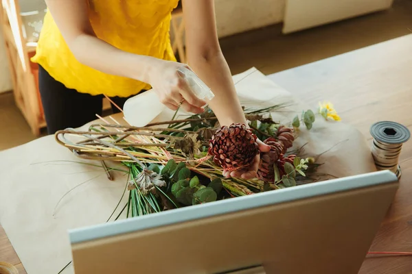 Fleuriste au travail : la femme montre comment faire un bouquet, travailler à la maison concept, gros plan — Photo