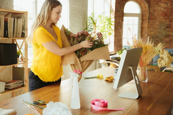 Florista en el trabajo: la mujer muestra cómo hacer ramo, trabajando en el concepto de casa, demostrando el resultado — Foto de Stock