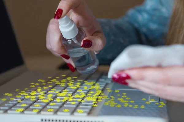 Vírus em superfícies, teclado você contatando todos os dias - conceito de propagação de vírus, desinfecção — Fotografia de Stock