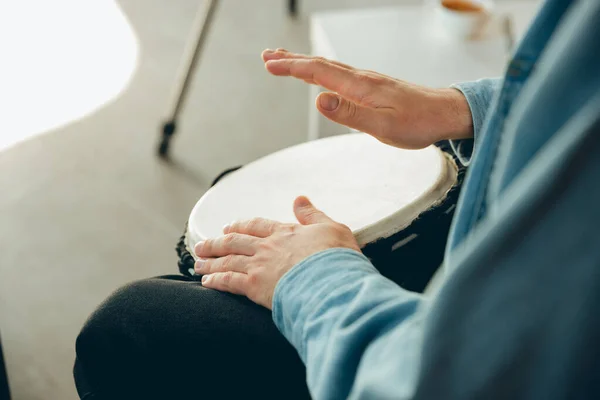 Vit musiker spelar hand trumma under online-konsert hemma isolerad och i karantän, närbild — Stockfoto