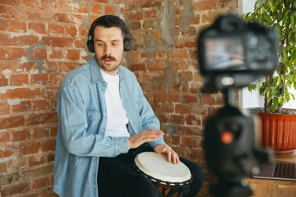 Vit musiker spelar hand trumma under online-konsert hemma isolerad och i karantän, inspirerad improvisation — Stockfoto
