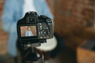 Evde izole edilmiş ve karantinaya alınmış bir konserde davul çalan beyaz müzisyen, kameraya odaklan