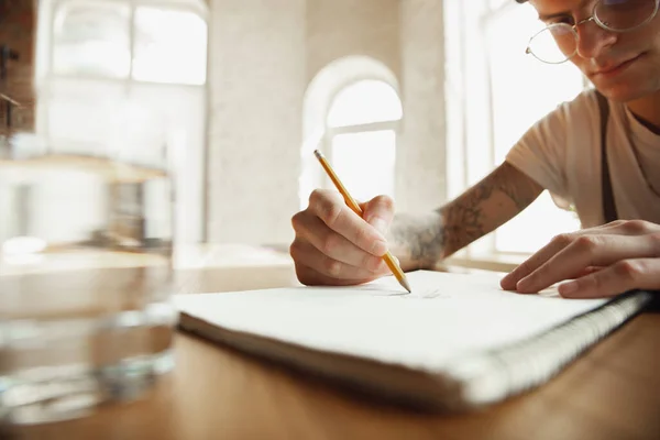 Primer plano de las manos masculinas escribiendo en un papel vacío, la educación y el concepto de negocio — Foto de Stock