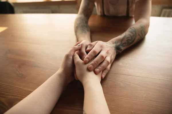 Pareja cariñosa cogida de las manos de cerca sobre fondo de madera, romántico — Foto de Stock