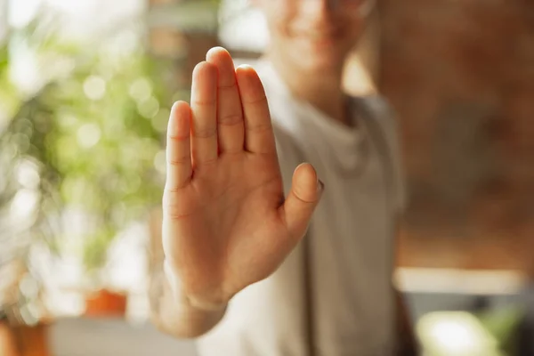 Fechar a mão masculina mostrando sinal de paragem, rejeição — Fotografia de Stock