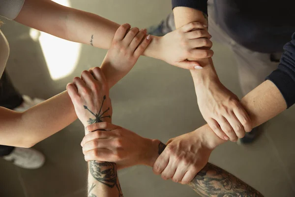 Primer plano de las manos caucásicas masculinas y femeninas, cubriéndose mutuamente, equipo, amistad, negocios — Foto de Stock