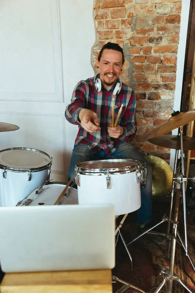 Musicista caucasico che suona la batteria durante il concerto online con la band a casa isolata e in quarantena, salutando il pubblico — Foto Stock