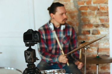 Online konser sırasında grupla birlikte bateri çalan beyaz müzisyen evde tecrit edilmiş ve karantinaya alınmış, doğaçlama ilham verici...