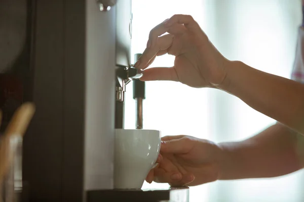 自宅やカフェでコーヒーマシンでコーヒーを作る女性の手の閉じる — ストック写真