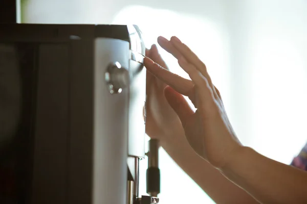 Close-up de mãos femininas fazendo café na máquina de café em casa ou café — Fotografia de Stock