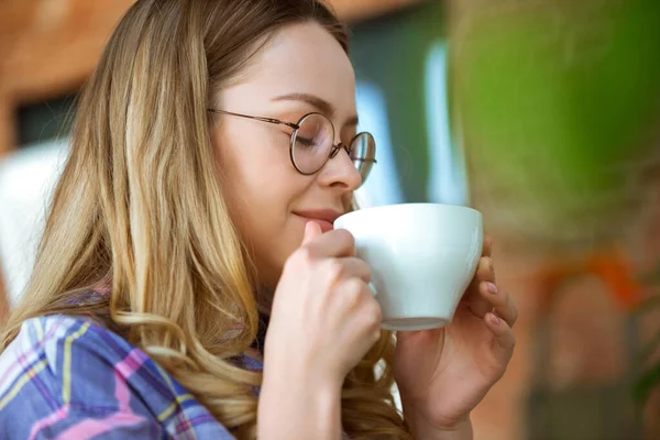 Primer plano de hermosa mujer alegre bebiendo café en casa — Foto de Stock
