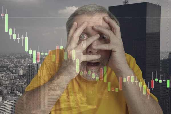 Стрессовый старший мужчина держит голову руками на абстрактном городском фоне. Двойное воздействие с графиками. Вирусная тревога, коронавирусная пандемия, кризис, безработица — стоковое фото