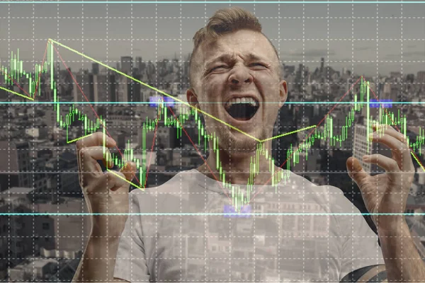 Stresujący mężczyzna trzymający głowę na abstrakcyjnym tle miasta. Podwójna ekspozycja z wykresami. Alarm wirusowy, pandemia koronawirusa, kryzys, bezrobocie — Zdjęcie stockowe