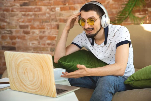 Hombre trabajando desde casa durante coronavirus o cuarentena COVID-19, concepto de oficina remota — Foto de Stock