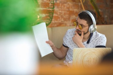 Coronavirus veya COVID-19 karantinası sırasında evden çalışan bir adam, uzak ofis kavramı