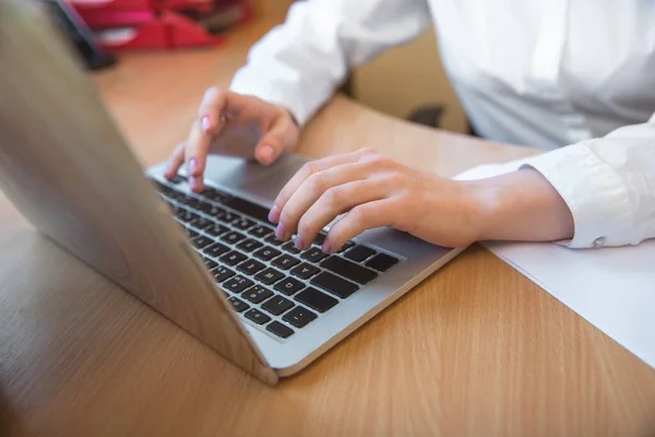 Entrepreneur caucasien, femme d'affaires, gestionnaire travaillant concentré dans le bureau, gros plan, se concentrer sur les mains — Photo