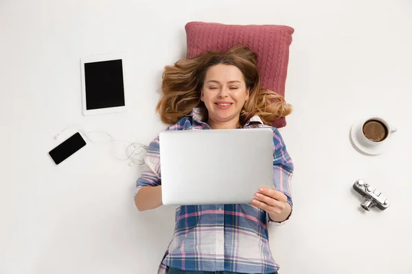 Emocionální běloška používající přístroje izolované na bílém pozadí studia, technologie spojující lidi. Úsměv — Stock fotografie