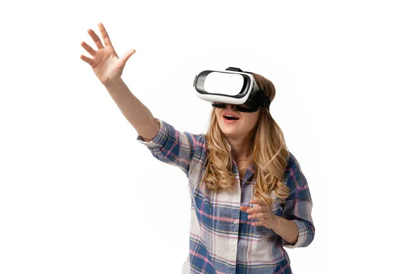 Mujer caucásica emocional usando VR-headsed aislado en fondo de estudio blanco, tecnologías. Tocando —  Fotos de Stock