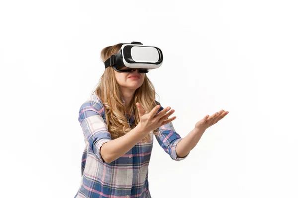 Mujer caucásica emocional usando VR-headsed aislado en fondo de estudio blanco, tecnologías. Asustado —  Fotos de Stock