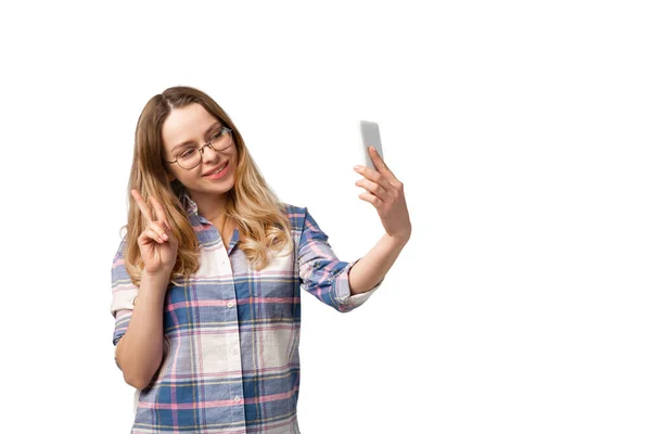 Emocionální běloška používající smartphone izolovaný na bílém pozadí studia, technologie. Užívání selfie — Stock fotografie