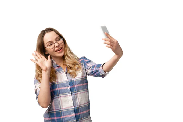 Emocionální běloška používající smartphone izolovaný na bílém pozadí studia, technologie. Užívání selfie — Stock fotografie