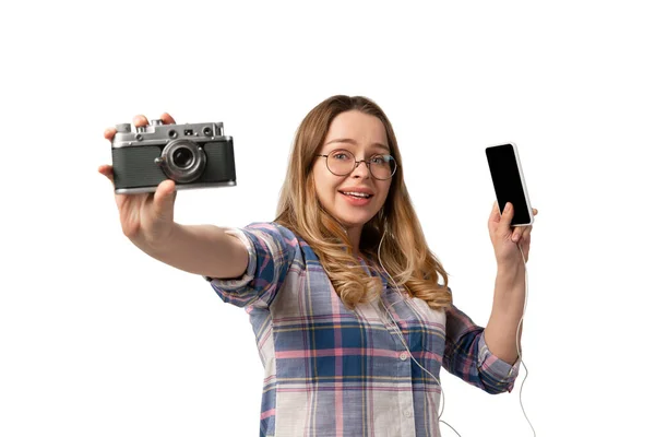 Donna caucasica emotiva che usa gadget su sfondo bianco, tecnologie. Mostra fotocamera e smartphone — Foto Stock