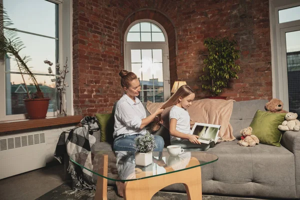 Mère et fille pendant l'auto-isolation à la maison pendant la quarantaine, le temps de la famille confortable et le confort — Photo