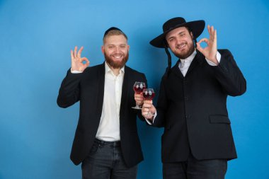 Genç bir ortodoks Yahudi 'nin portresi. Mavi stüdyo arka planında izole edilmiş, Hamursuz Bayramı' yla buluşuyor.