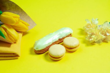 Tek renkli, sarı renkte kompozisyon. Üst manzara, düz uzanma.