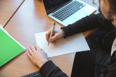 Kafkas girişimci, işadamı, yönetici ofiste yoğunlaşmıştı.