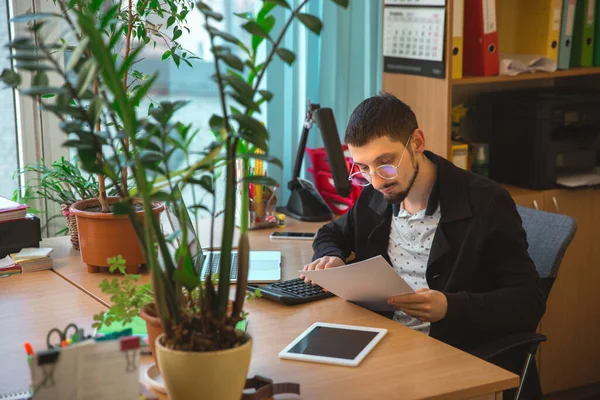 В офисе сконцентрирован кавказский предприниматель, бизнесмен, менеджер — стоковое фото