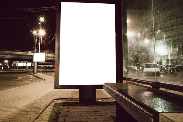 Blanco citylight voor reclame in de stad rondom, copyspace voor uw tekst, afbeelding, ontwerp — Stockfoto