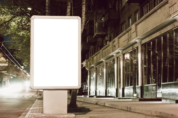 Luz de la ciudad en blanco para la publicidad en la ciudad alrededor, copyspace para su texto, imagen, diseño — Foto de Stock