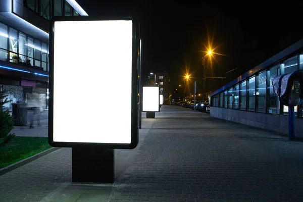 Luz de la ciudad en blanco para la publicidad en la ciudad alrededor, copyspace para su texto, imagen, diseño — Foto de Stock