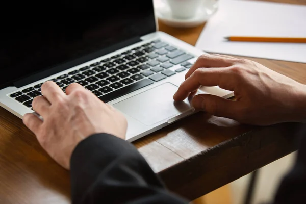 Primo piano di mani maschili caucasiche, lavoro in ufficio, affari, persone — Foto Stock