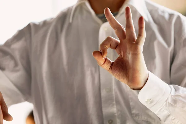 Close-up van Kaukasische mannelijke handen, werken in het kantoor, business, mensen — Stockfoto