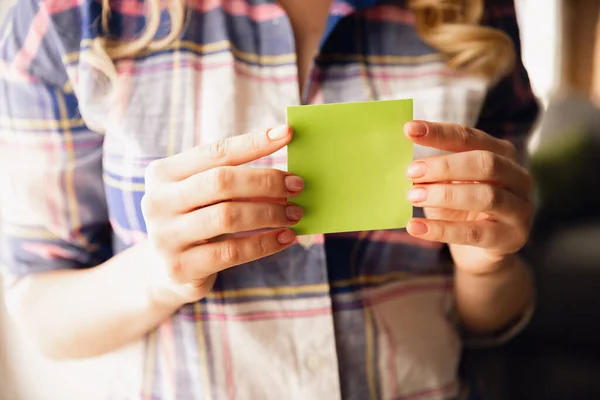 Close-up van Kaukasische vrouwelijke handen tijdens het werk in het kantoor, studeren — Stockfoto