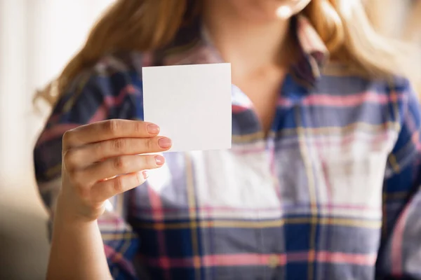 Közeli kép kaukázusi női kéz munka közben az irodában, tanul — Stock Fotó