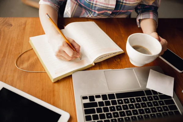 Gros plan des mains féminines caucasiennes pendant le travail au bureau, étudiant — Photo