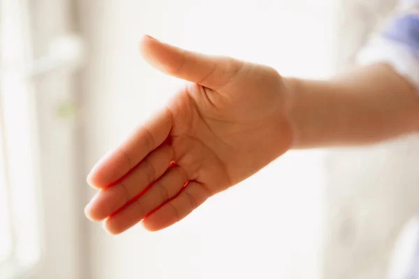 Vista da vicino della mano femminile caucasica che saluta qualcuno, copyspace — Foto Stock