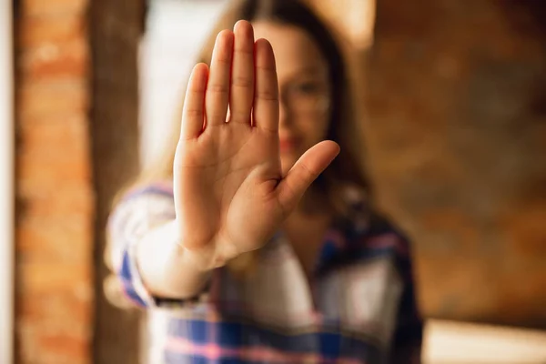 Vista de cerca de la joven mujer haciendo gesto de parada con la mano. Retrato aislado recortado —  Fotos de Stock